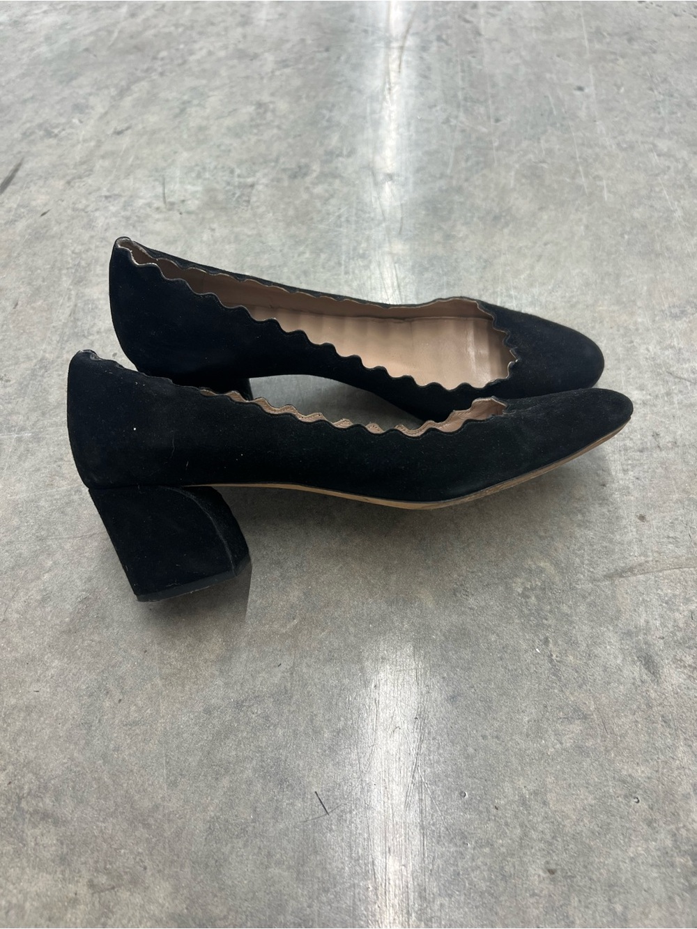 Chloe Lauren Black Suede Scallop Mid Heels 38 / 7.5